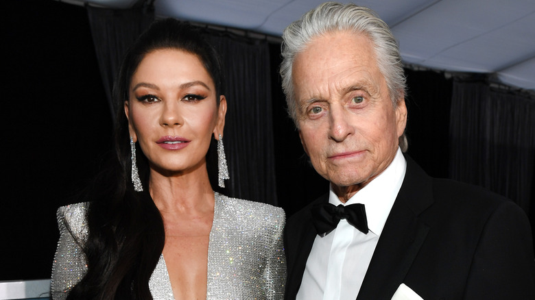 Catherine Zeta Jones y Michael Douglas posando