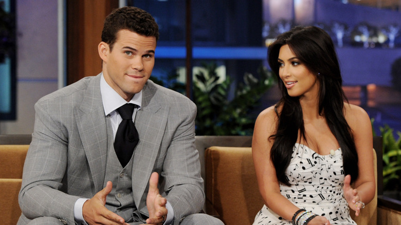 Kris Humphries y Kim Kardashian sentados