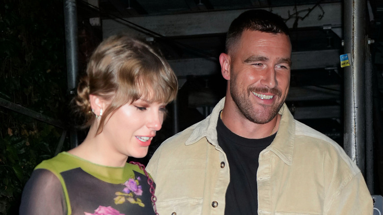 Taylor Swift y Travis Kelce sonriendo