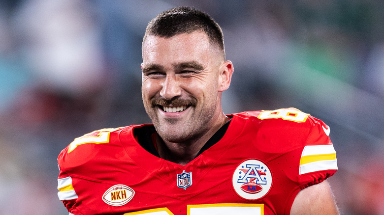 Travis Kelce sonriendo