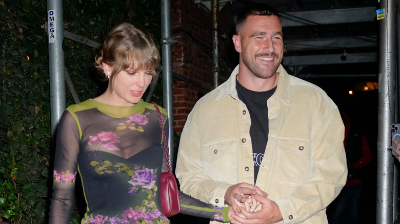 Taylor Swift y Travis Kelce tomados de la mano