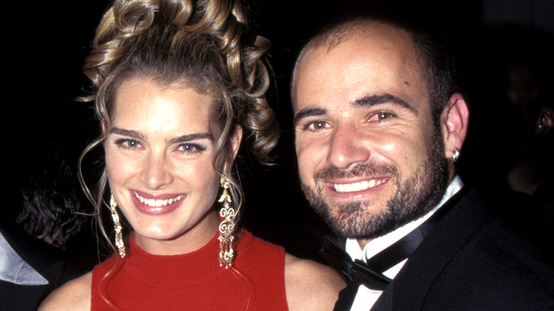 Brooke Shields y Andre Agassi sonriendo