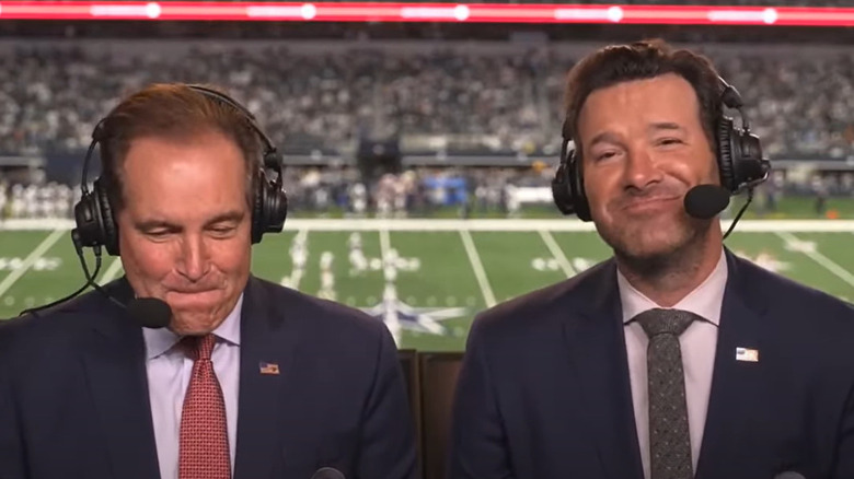 Jim Nantz riendo, Tony Romo sonriendo