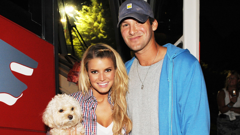 Jessica Simpson y Tony Romo posando