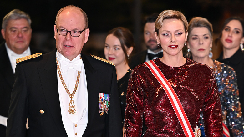 Gafas Príncipe Alberto, vestido rojo Princesa Charlene