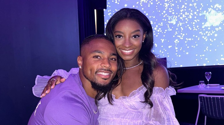 Simone Biles y Jonathan Owens posando