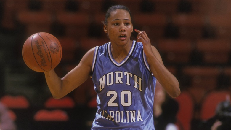 Marion Jones jugando baloncesto en 1992