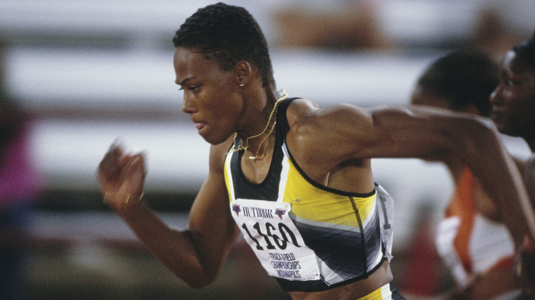 Marion Jones corriendo una carrera en 1997