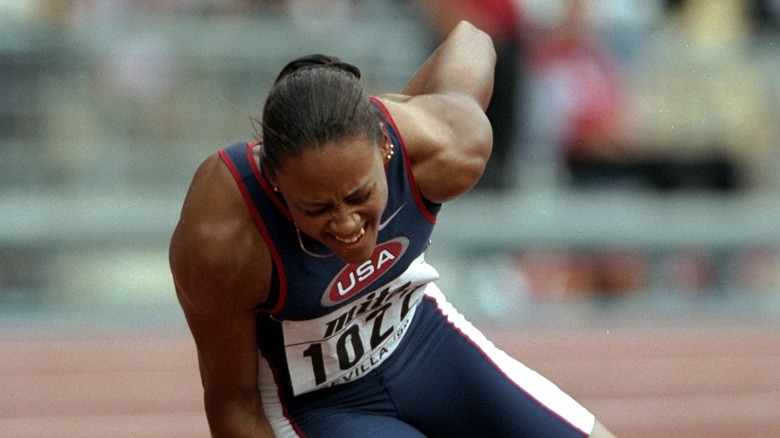 Marion Jones sufre espasmos en la espalda