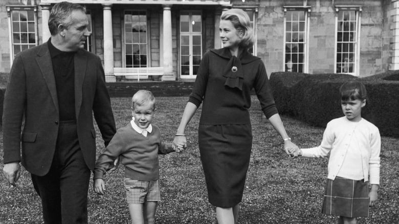 Grace Kelly con el Príncipe Rainiero III de Mónaco y sus hijos Albert y Caroline