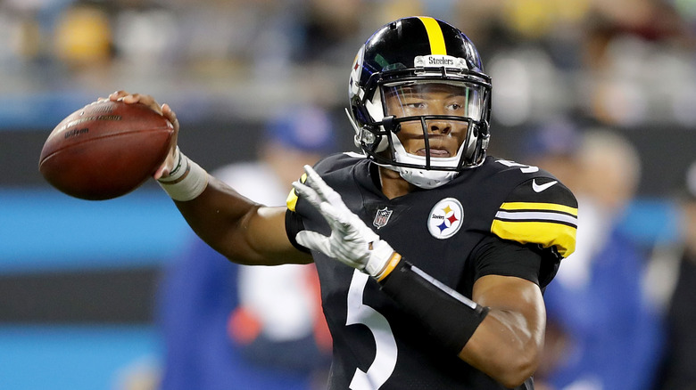 Joshua Dobbs uniforme de los Pittsburgh Steelers