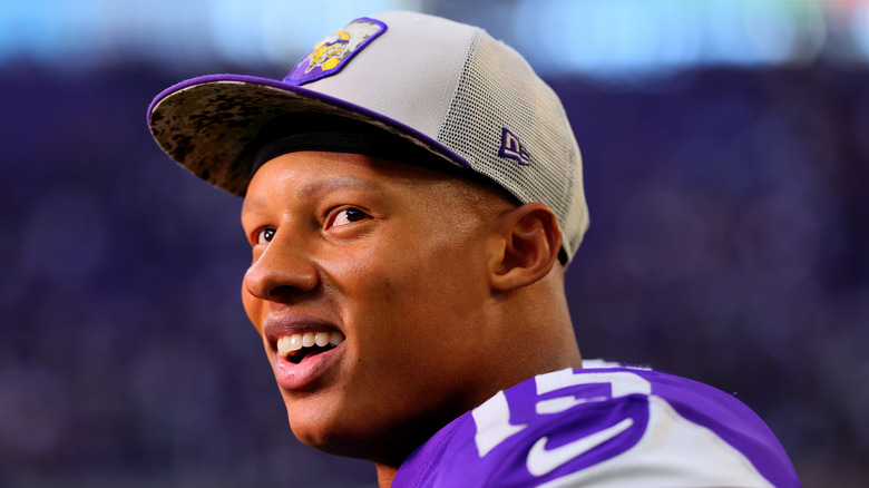 Joshua Dobbs con gorra de los Vikings