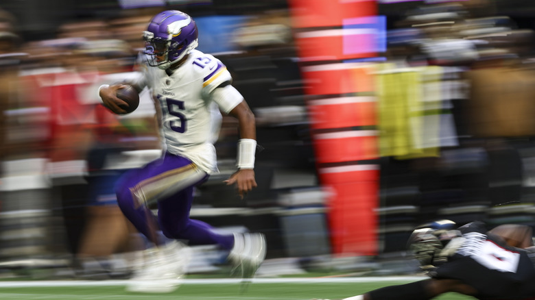 Joshua Dobbs corriendo durante el juego Viking-Falcons