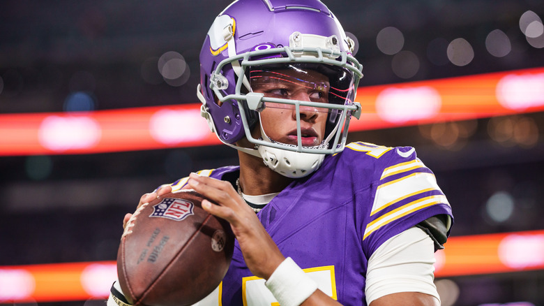 Joshua Dobbs jugando para los Vikings