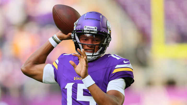 Josh Dobbs lanzando una pelota de fútbol