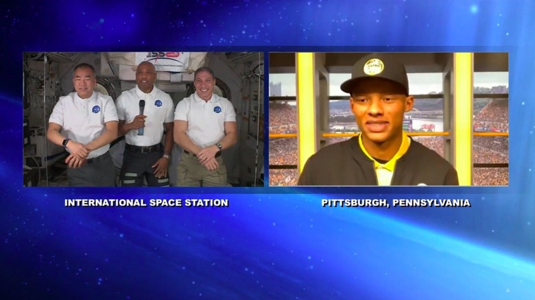 Joshua Dobbs hablando con los astronautas a bordo de la Estación Espacial Internacional