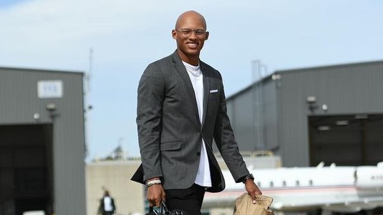 Joshua Dobbs con gafas