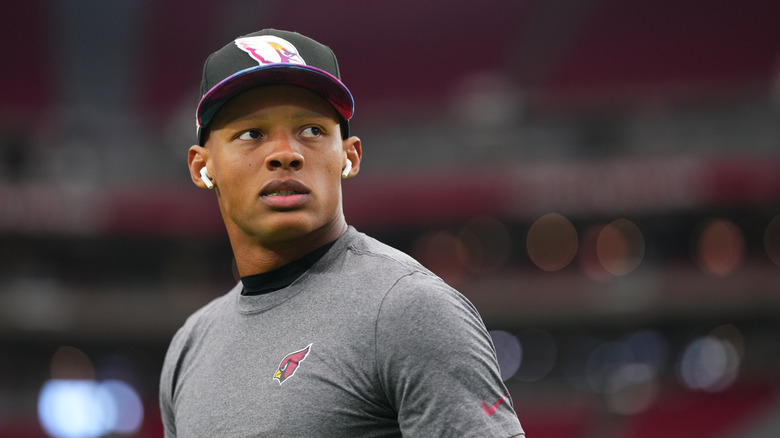 Joshua Dobbs con gorra de los Cardinals