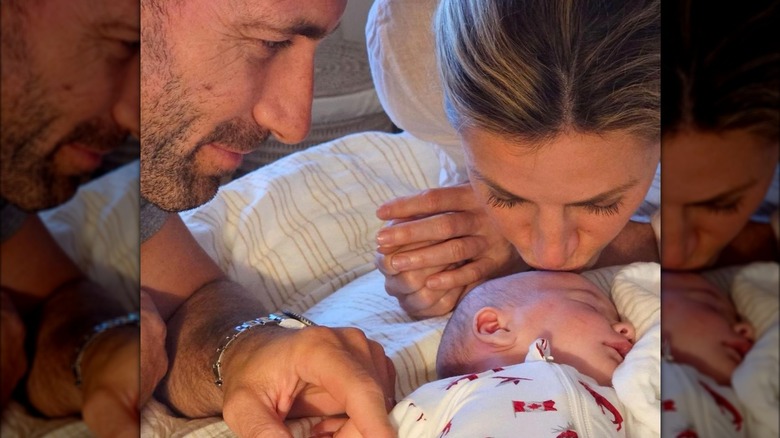 Jarret Stoll y Erin Andrews posando con su bebé 