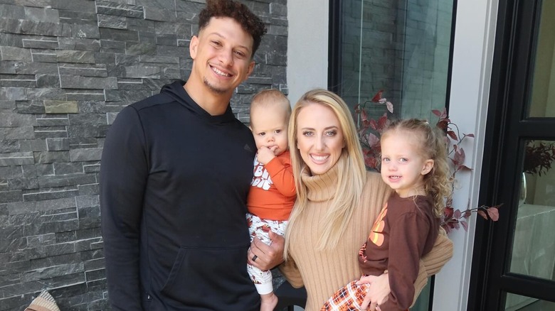 Patrick y Brittany Mahomes sonriendo con los niños