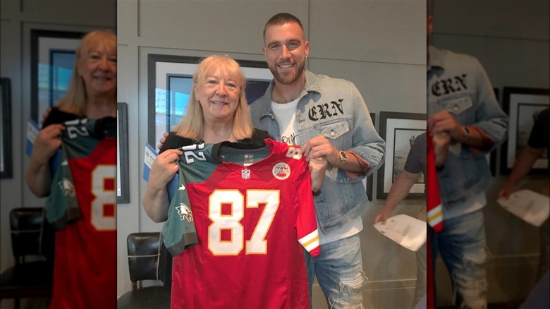 Donna y Travis Kelce sonriendo con una camiseta