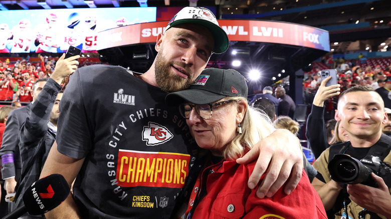 Travis y Donna Kelce abrazados después de su victoria en el Super Bowl