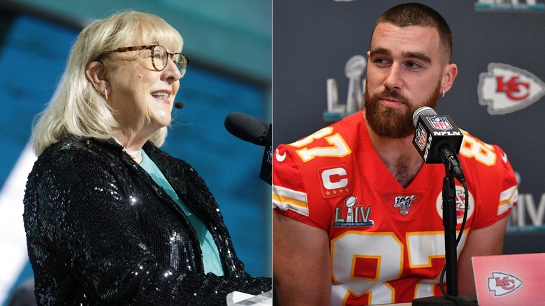 Donna Kelce hablando en el podio, Travis Kelce durante la conferencia de prensa