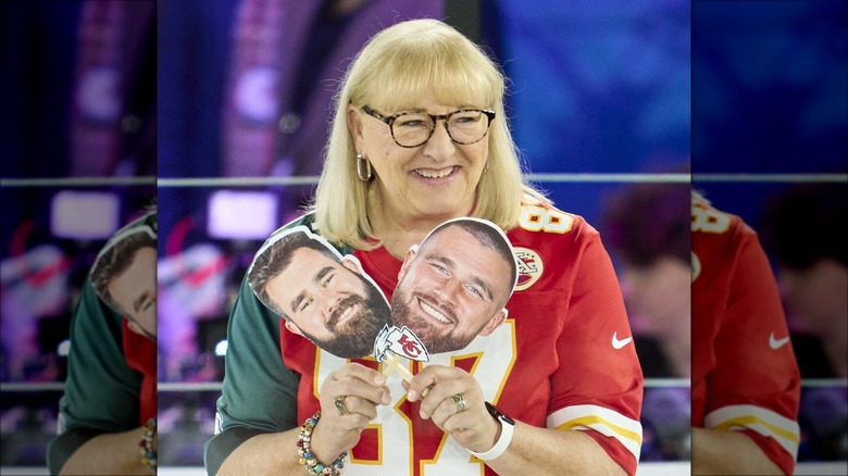 Donna Kelce apoyando a sus hijos durante el Super Bowl