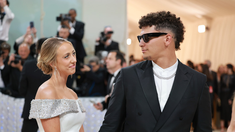 Brittany y Patrick Mahomes mirándose