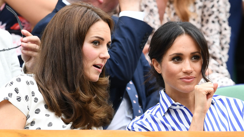 Kate Middleton y Meghan Markle conversando