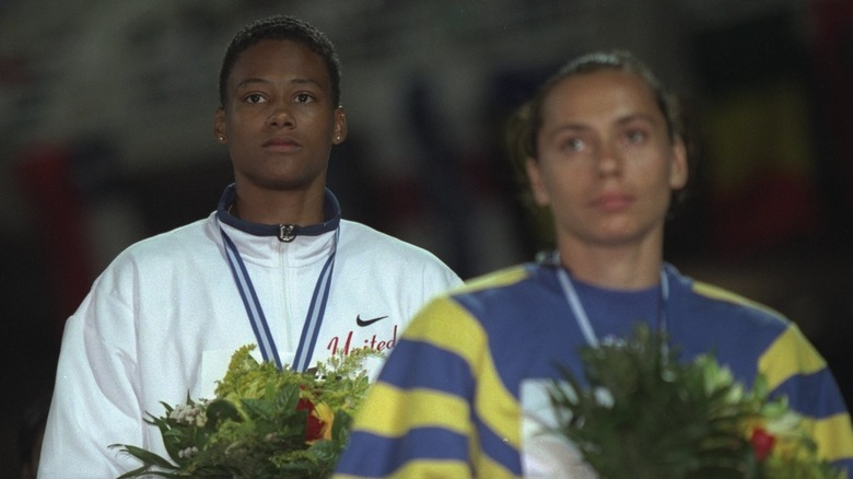 Marion Jones en la ceremonia de entrega de medallas por la victoria en los 100 metros