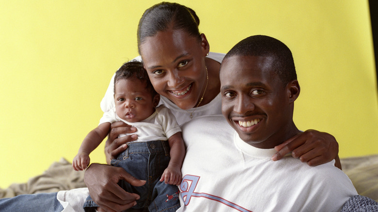 Marion Jones posando con Tim Montgomery y su hijo