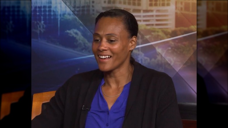 Marion Jones sonriendo durante la entrevista