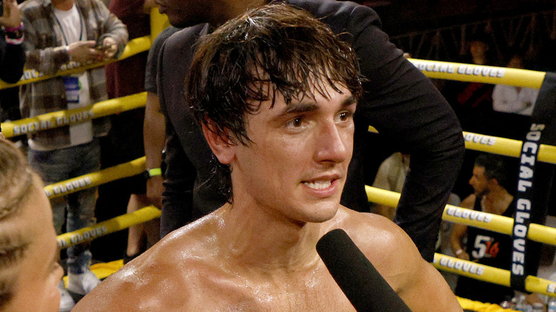 Bryce Hall dando una entrevista en un ring de boxeo