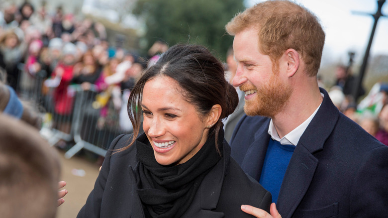 Meghan Markle y el príncipe Harry sonriendo