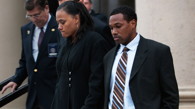 Marion Jones y Obadele Thompson caminando uno al lado del otro