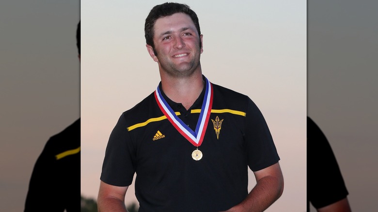 Jon Rahm con una medalla al cuello