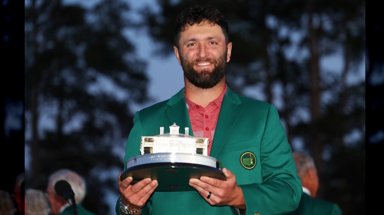 Jon Rahm sosteniendo el trofeo de Masters