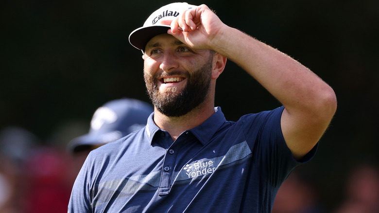 Jon Rahm tocándose el sombrero