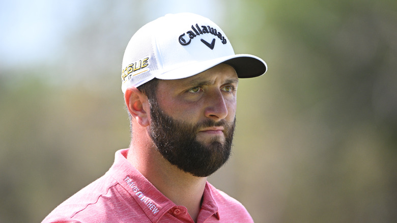 Jon Rahm con cara seria