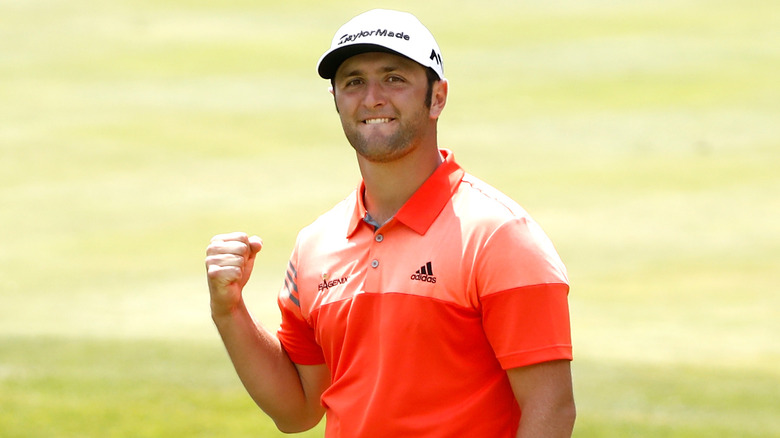 Jon Rahm levantando el puño