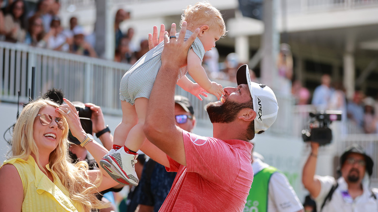 Jon Rahm sosteniendo a su hijo Kepa