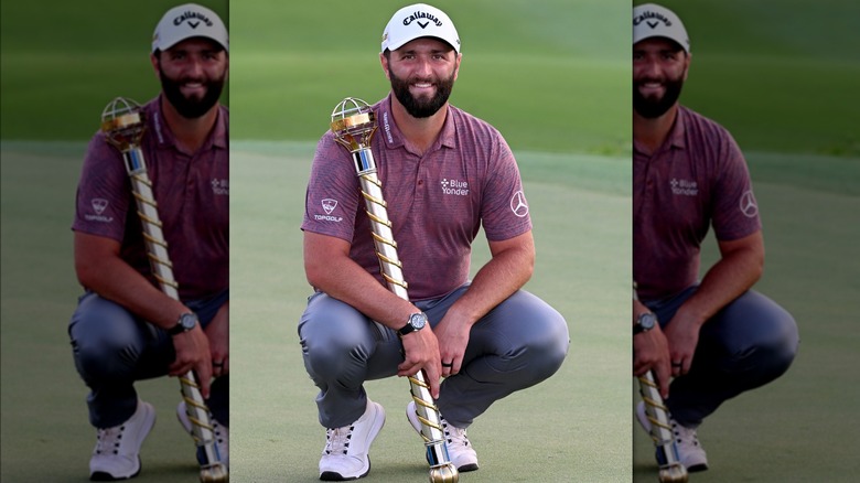 Jon Rahm sosteniendo un gran trofeo