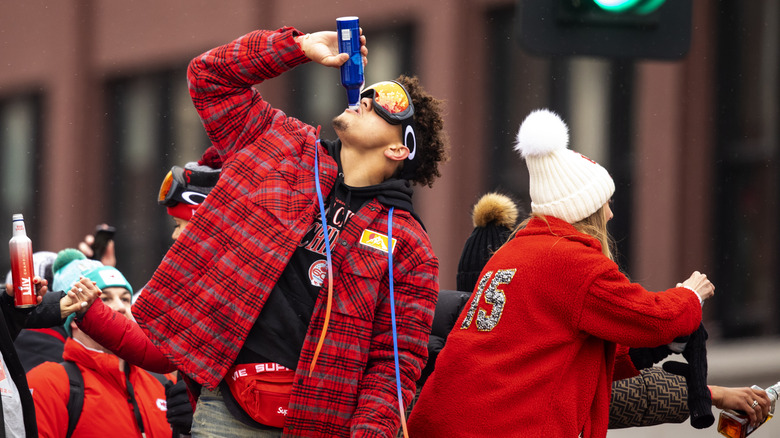 Patrick Mahomes bebiendo de una botella