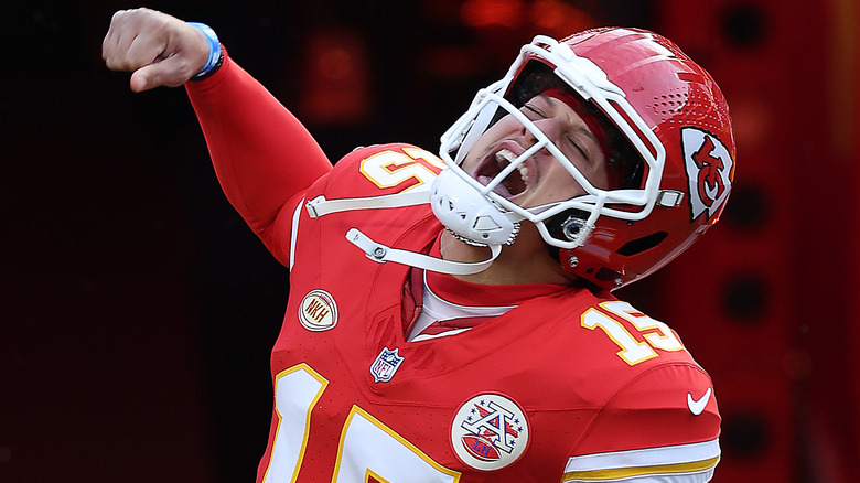 Patrick Mahomes con uniforme de jefe