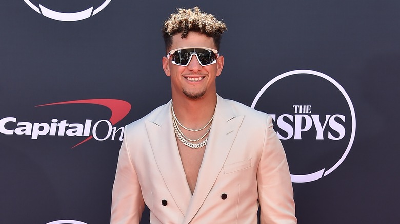 Patrick Mahomes con gafas de sol