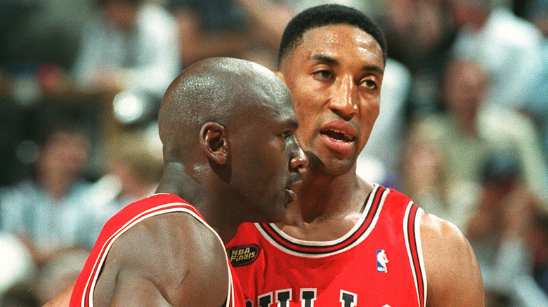 Michael Jordan y Scottie Pippen sudando 