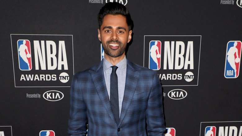 Hasan Minhaj posando