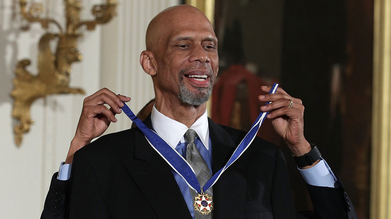 Kareem Abdul-Jabbar recibe la Medalla Presidencial de la Libertad