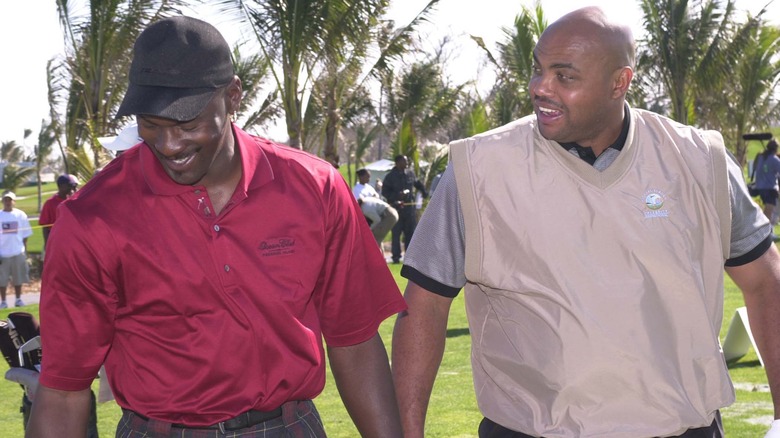 Michael Jordan, Charles Barkley riendo